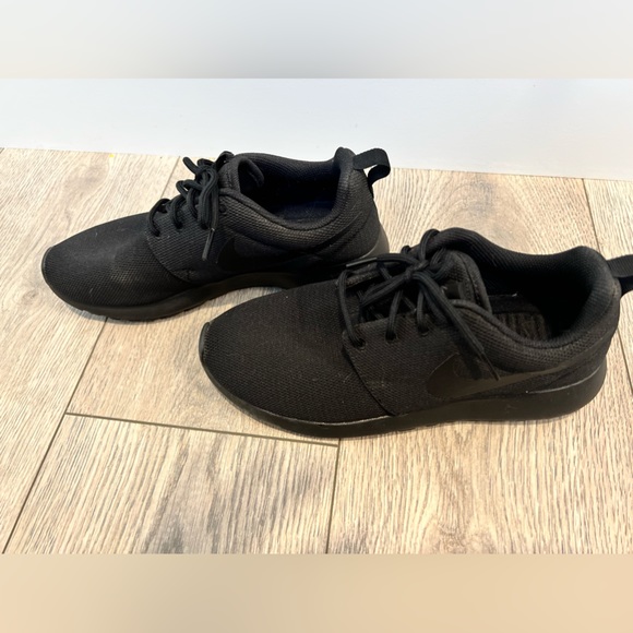 Women’s Size 7.5 All Black Roshe - Picture 3 of 3